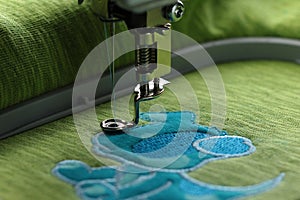Embroidery with embroidery machine - comic dog application - satin stitch border with visible frame