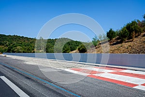 Emergency braking area for vehicles on a highway descent, with gravel, runaway truck