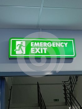 Emergency exit sign, if something dangerous happens, please proceed in the direction of the arrow photo