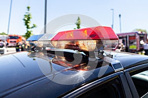 Apoyar las luces sobre el Americano policía auto 
