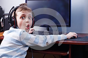 Citový nadšený chlapec slúchadlá pripojený do internetovej siete výpočtovej 