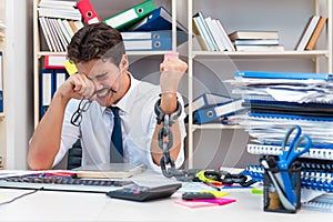 The employee attached and chained to his desk with chain