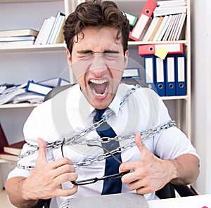 The employee attached and chained to his desk with chain