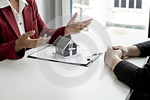 An employee of the rental company was explaining to tenants in detail the rental agreement before agreeing to sign the rental