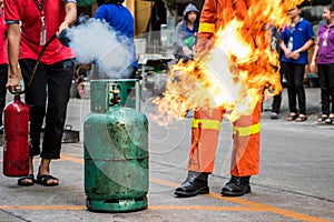 Employees firefighting training,Extinguish a fire at the gas cylinder.