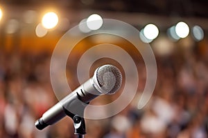 Empower your voice: Sleek mic for talk-shows, stand-ups, and conferences. A speaker's must-have