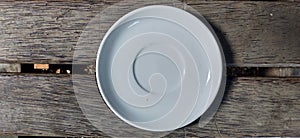 empthy plate in the table