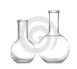 Vacío bancos en blanco. química cristalería 