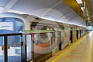 Vuoto metropolitana il treno stazione. 