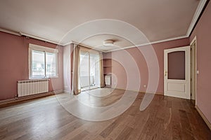 Empty living room with access to a terrace, aluminum radiators, pink painted