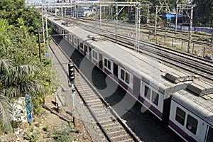 almost empty local train in mumbai