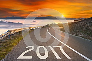 Vacío montana carreteras sobre el próximo 2017 sobre el atardecer 