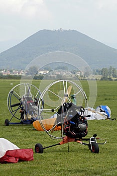 Empty paragliding machines