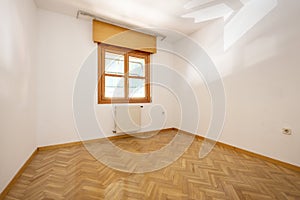 empty room with wooden carpentry in windows