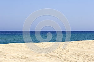 Empty sandy beach and sea, cor