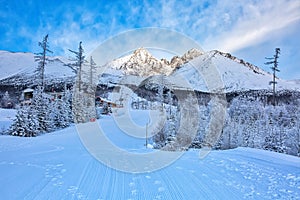 Ráno prázdne zjazdovky v lyžiarskom stredisku Tatranská Lomnica na Slovensku