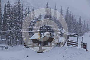 Zasněžená sedačková lanovka na lyžařské středisko. Roháče - Spálená, Západní Tatry. Slovensko