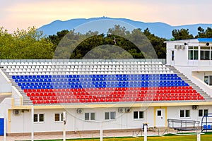 Prázdné tribuny na venkovním stadionu. Prázdná tribuna kvůli pandemii Covid-19. Koncept pandemického života, prázdné stadiony, vzdálenost