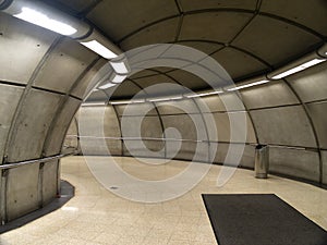 Prázdny metro stanica v 
