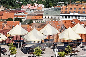 Prázdné stoly, židle a slunečníky v zahradní restauraci, Trenčín město, Slovensko