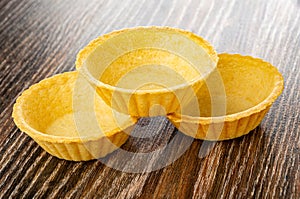 Empty tartlets on wooden table