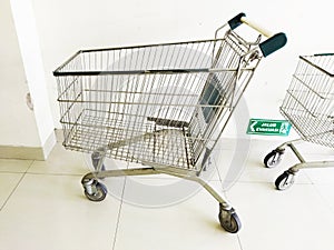 Empty trolley, top side angle