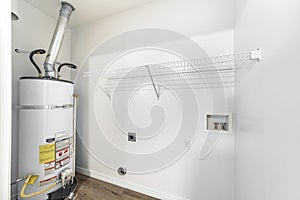 Vacío blanco cuarto de lavado Agua calentador tanque a muro asamblea el alambre estantes 