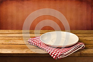 Vuoto bianco piatto sul di legno tavolo 