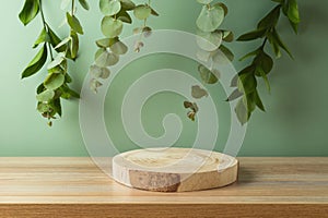 Vuoto di legno passi login sul tavolo foglie Attraverso verde. cosmetico un bagni deridere su progetto un Prodotto 