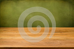 Prázdný dřevěný stůl přes zelený 