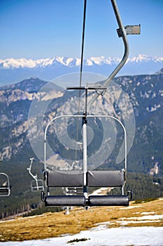 Prázdna sedačková lanovka v lyžiarskom stredisku za slnečného letného dňa