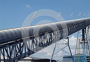 Enclosed conveyor belt