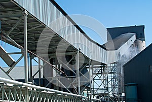 Enclosed conveyor belt