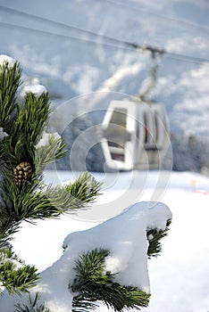 Enclosed ski gondola