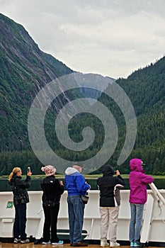 Endicott Arm, Alaska, USA: Tourists on a cruise ship view spectacular scenery