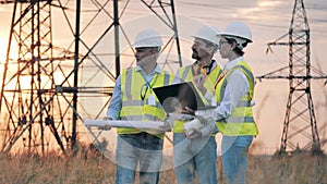 Energetics specialists are discussing project plans outside