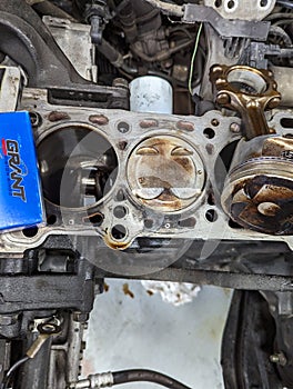 Engine block pistons