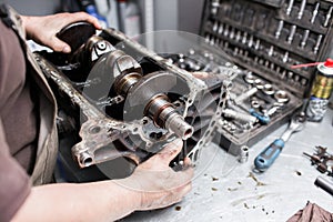 Motor kľukový hriadeľ ventil krytie piesty. opravár na auto motor údržba opraviť 
