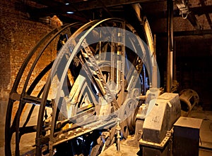 Engine for the elevator of a mining shaft