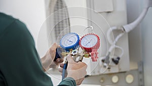 The engineer checks the operation of the air conditioner, checks the pressure, fills and refills the air conditioning refrigerant.