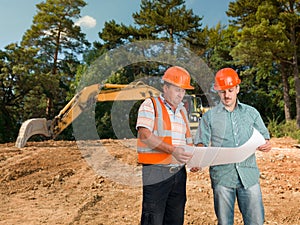 Engineer discussing plan with construction worker
