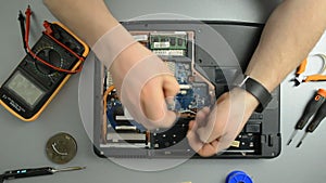 The engineer dismantles the laptop for repair