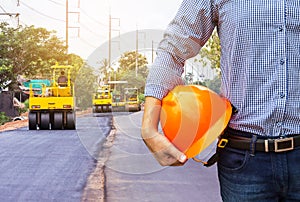 Un ingegnere possesso casco sul strade costruzione pagine 