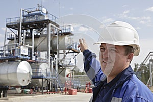Un ingegnere industriale olio un raffinerie 