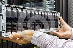 IT Engineer installs JBOD to rack in datacenter