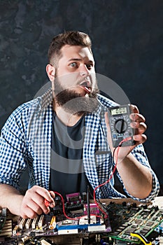 Engineer makes electronic components diagnostic