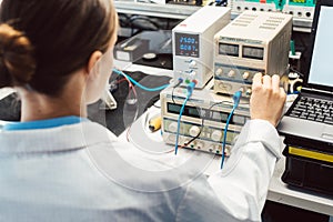 Inženýr žena v elektronika laboratoř zkoušení dodržování 