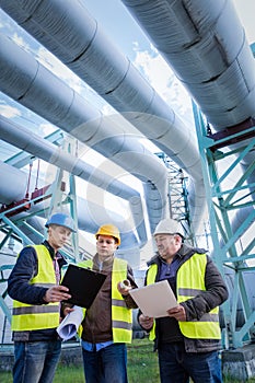 Ingenieros discusión mantenimiento de petroquímico planta 