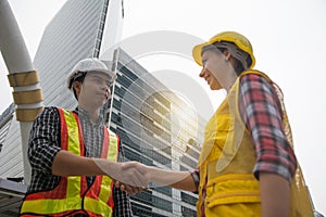 Engineerss shake hands to celebrate success day