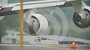 Engines of widebody airplane